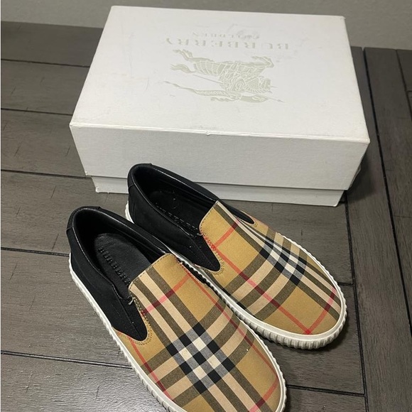 Authentic Burberry size 5 sneakers. Like New! Only worn a handful of times! - Picture 3 of 5